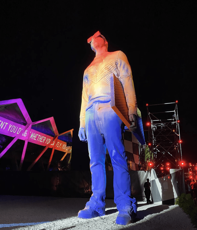 La escultura conmemorativa de Virgil Abloh que medía más de 9 meteros de altura. Foto: Life and Legacy/ GQ.