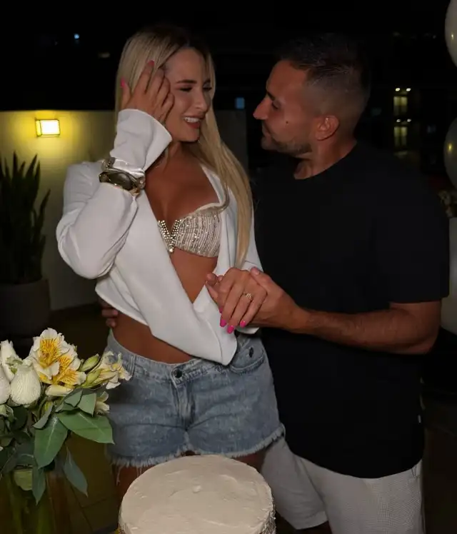 Macarena Gastaldo mostrando el anillo con diamantes que le entregó su novio empresario. Foto: Instagram.   