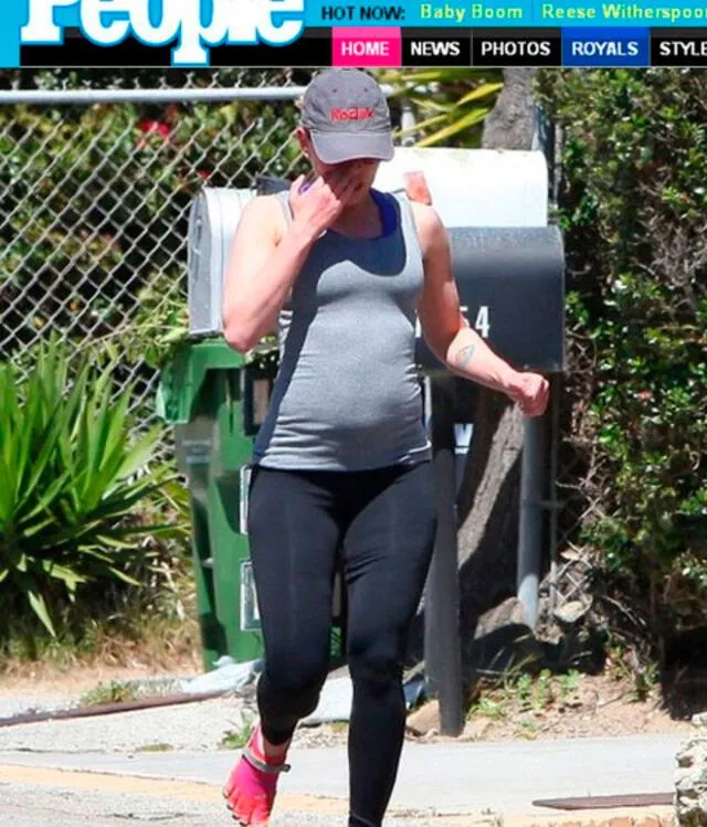 Scarlett Johansson mostrando su "pancita de embarazada".