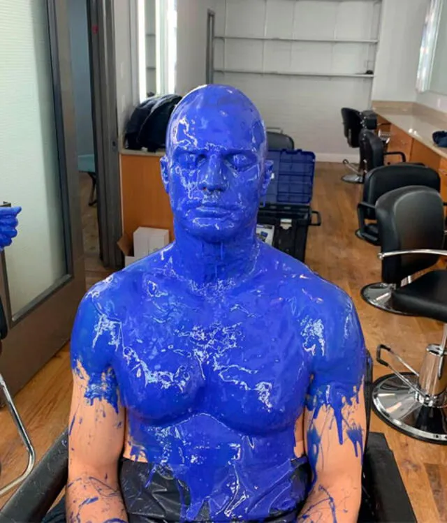 Jamie Dornan cubierto de pintura azul. Foto: Instagram