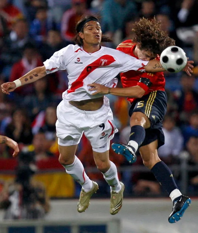 Paolo Guerrero choca contra Carles Puyol en el amistoso España vs Perú del año 2008. Foto: EFE   