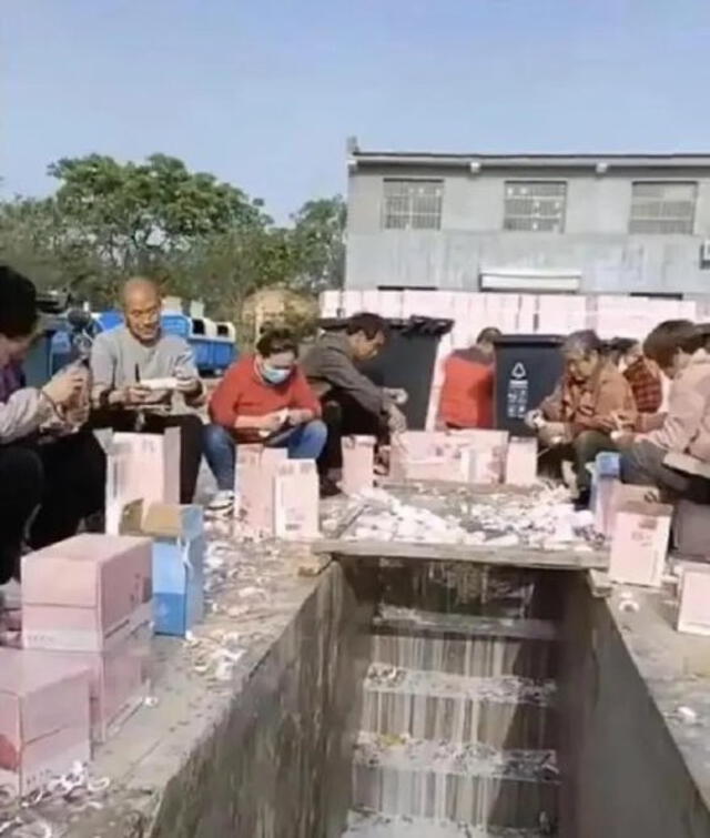 Intermediarios recolectan QR de botellas y descartan el contenido. Foto: Captura de Weibo