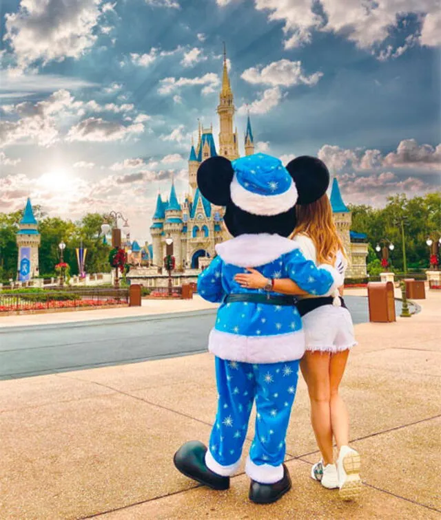 Andrea Legarreta en el parque temático de Walt Disney en Orlando. Foto: Instagram