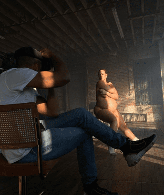 Ashley Graham posando desnuda para su esposo.