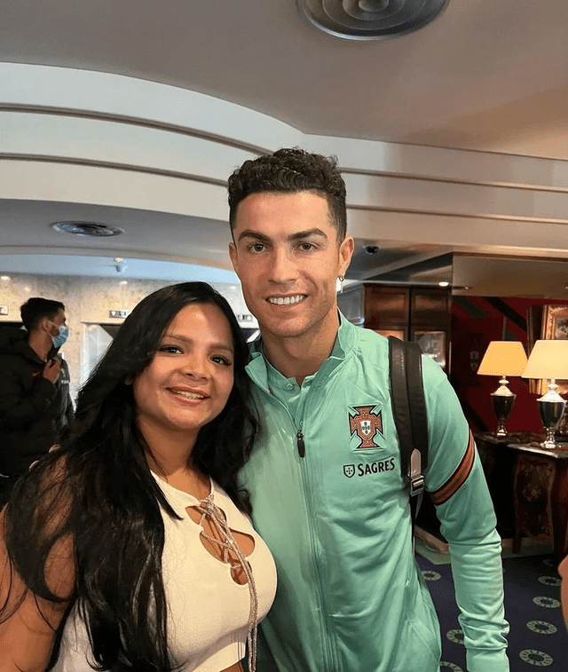Foto que se tomó Georgilaya con Cristiano Ronaldo en el 2022. Foto: Instagram de Georgilaya    
