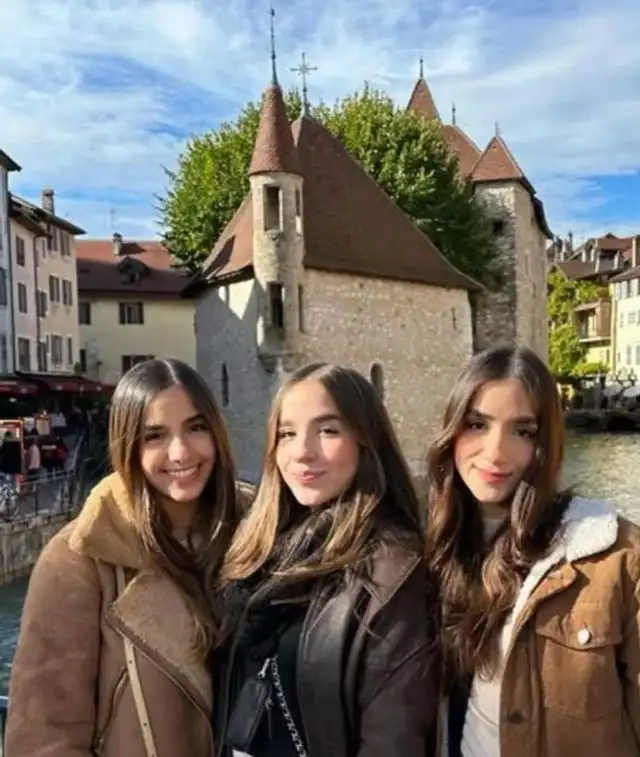 Ana María, Isabella y Sofía Saavedra, las trillizas Saavedra, durante un viaje. Foto: Cortesía de la familia/Telemundo