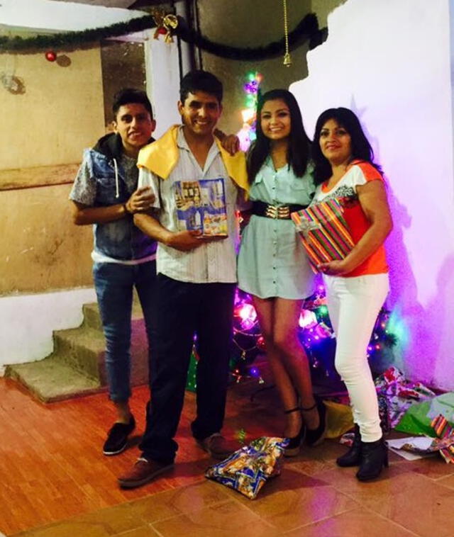  Nickol Sinchi junto a sus padres Agustín Sinchi y Gladys Urbano. Foto: Facebook<br><br>    