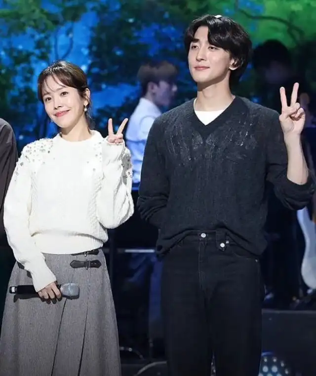 Han Ji Min y Choi Jung Hoon cantaron juntos. Foto: KBS   