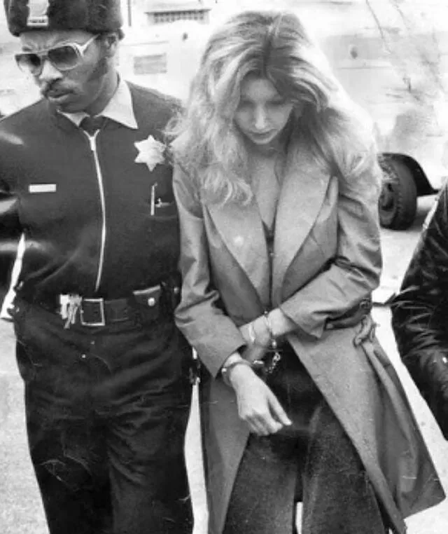 Patty Columbo llegando esposada al juicio. Foto: archivo Patty Columbo llegando esposada al juicio. Foto: archivo