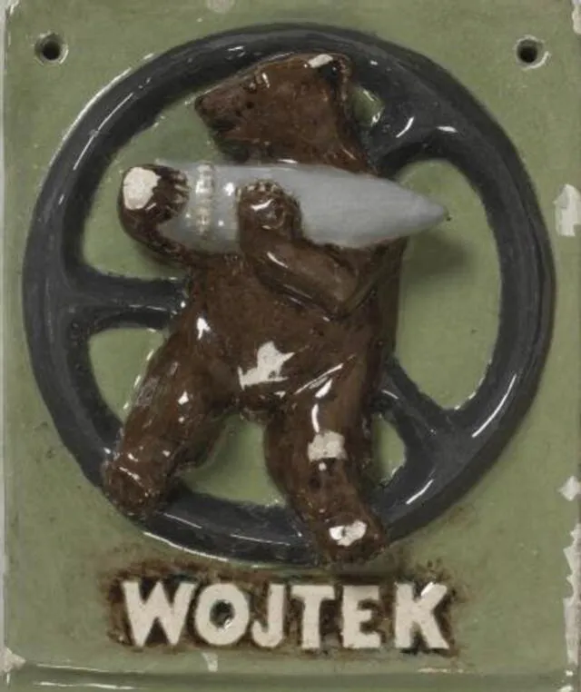 La compañía de artillería de Wojtek adoptó como símbolo un oso transportando un misil. Foto: Twitter / GEDV86