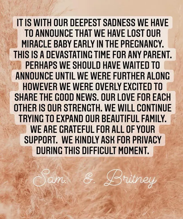 14.5.2022 | Publicación de Britney Spears y Sam Asghari anunciando la pérdida de su bebé. Foto: captura Instagram