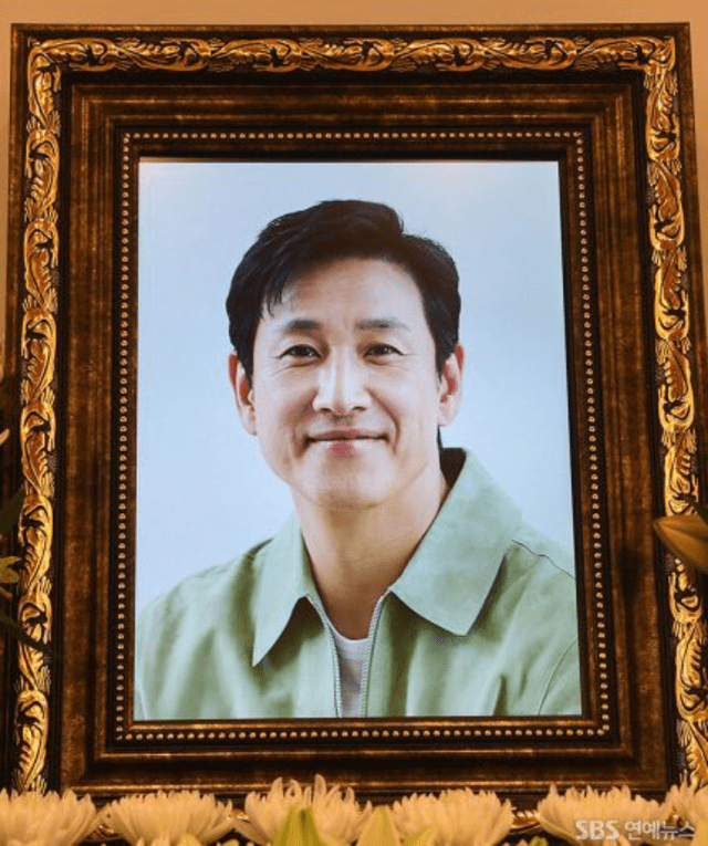  Retrato del actor Lee Sun Kyun en su funeral. Foto: X/tropicasummer   