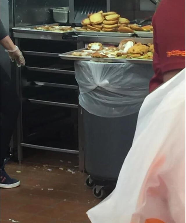 Trabajadora de Popeyes cocina hamburguesas sobre un tacho de basura [VIDEO]