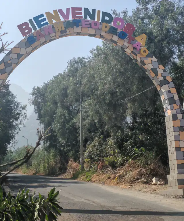 El nuevo arco de bienvenida de San Mateo de Otao, cerca al anexo de Cumbe. Foto: Sandy Carrión-La República.