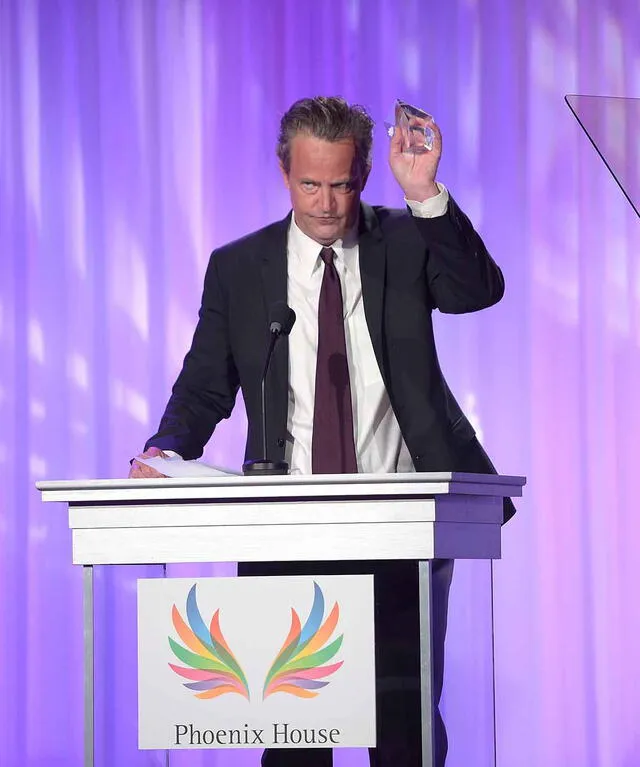 Matthew Perry recibiendo el "Phoenix Rising Award" por su labor de rehabilitación en Perry House