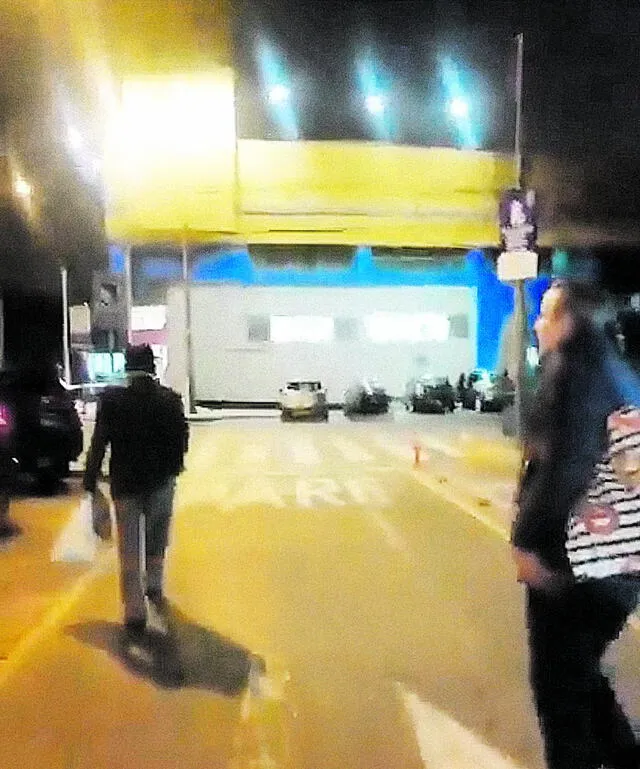 Video. Guillén es seguido y agredido con insultos y gritos. Foto: difusión