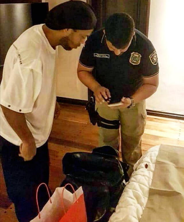 Ronaldinho fue intervenido por la policía en Paraguay.
