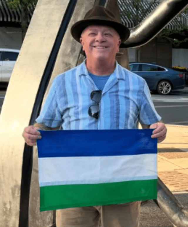 Kevin Baugh con la bandera de Molossia.  