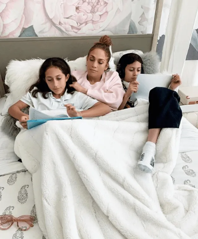 Jennifer Lopez descansa con sus hijos.