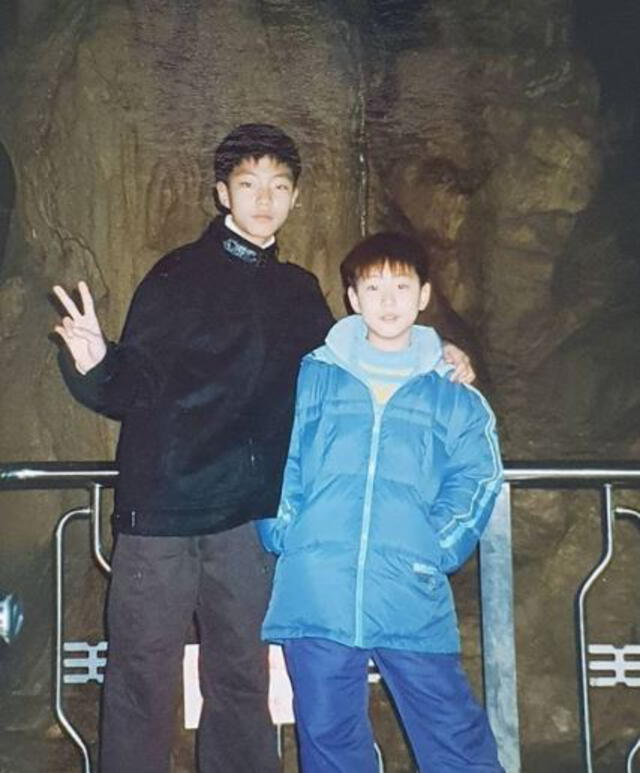 Hwang In Yeop y su hermano en foto de la infancia. Foto: @inof___/Instagram