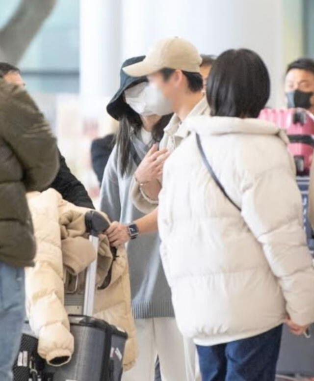 IU y su hermano menor en viaje a Japón. Foto: Dispatch