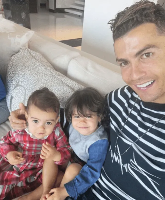 Cristiano Ronaldo y sus mellizos Eva y Mateo.