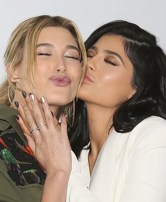 Paparazzi empuja a Hailey Baldwin para fotografiar a Kylie Jenner Paparazzi empuja a Hailey Baldwin para fotografiar a Kylie Jenner