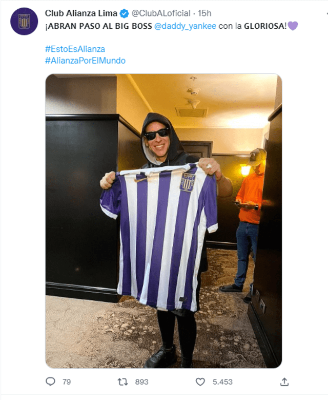 Fotografía de Daddy Yankee con la camiseta de Alianza Lima.