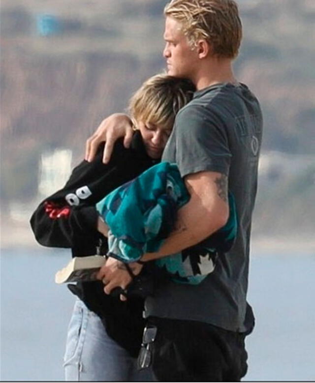 Miley Cyrus se luce cariñosa con Cody Simpson en playa de Malibú. Foto: Daily Mail
