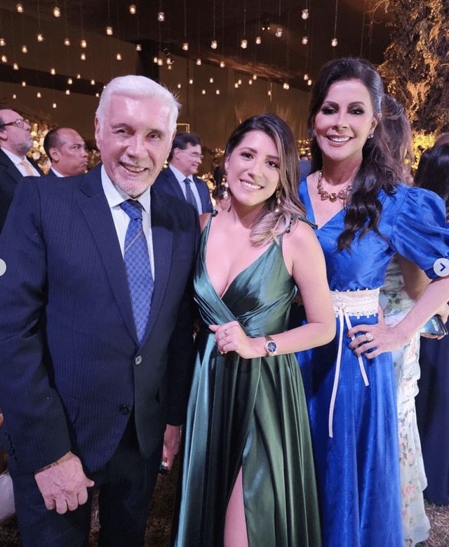  Olga Zumarán junto a Fátima Aguilar en la boda de Maritere Braschi. Foto: Instagram   