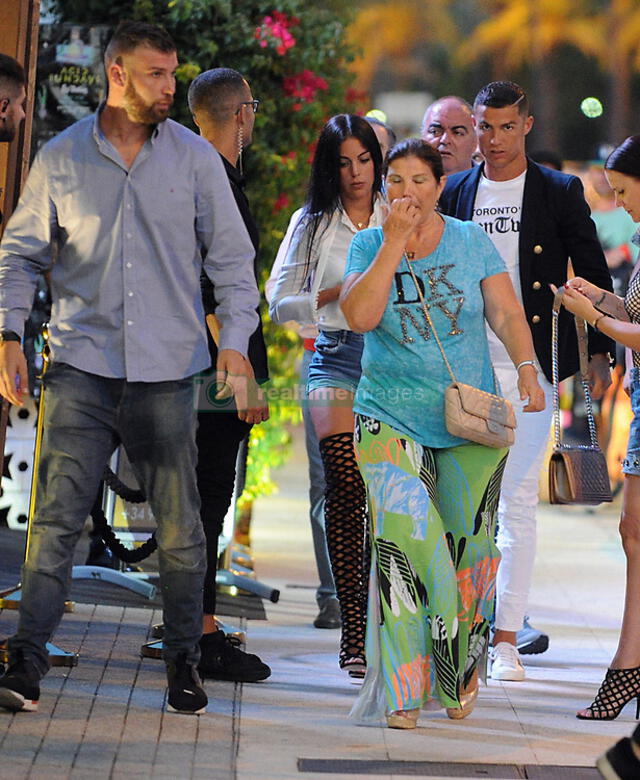 Cristiano Ronaldo, Georgina Rodríguez y Dolores Dos Santos saliendo de una cena en Ibiza en 2019. Foto: Mega Agency 