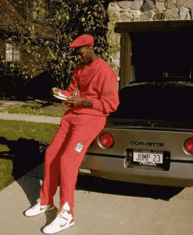 Michael Jordan y su Corvette con la placa "Jump 23". Foto: The Sports Rush   