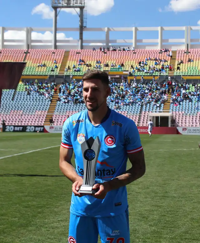 Reconocimiento de Liga 1 a Santiago Giordana. Foto: Liga 1. Reconocimiento de Liga 1 a Santiago Giordana. Foto: Liga 1.