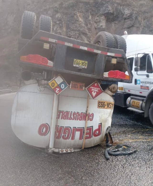 Camión se vuelca en carretera central. Foto: Captura de X / @DirttsvP   