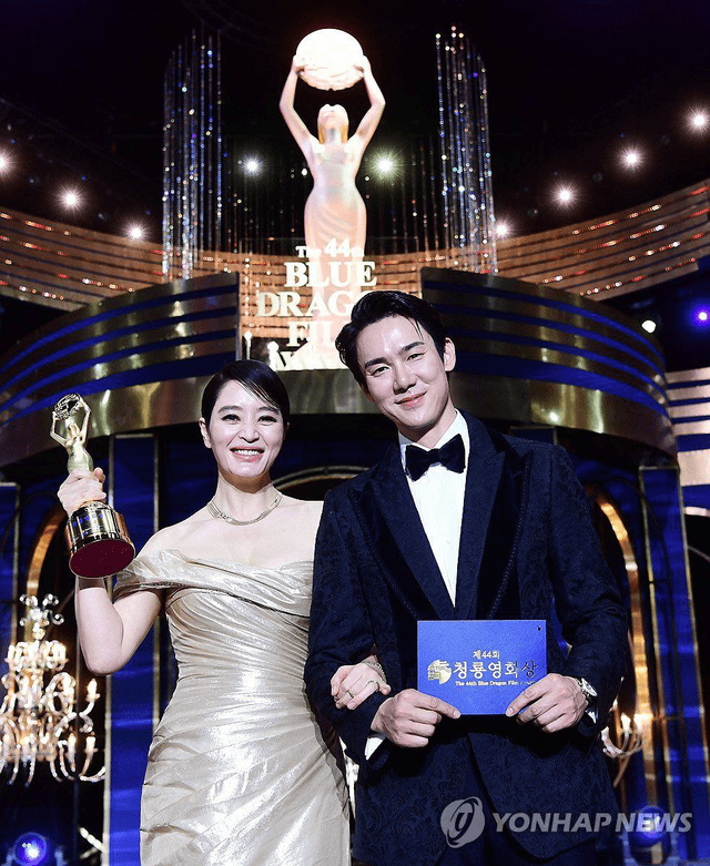  Kim Hye Soo y Yoo Yeon Seok en los Blue Dragon Film Awards 2023. Este evento fue su despedida como MC, después de haber cumplido esa función por 30 años, desde 1993. Foto: Yonhap   