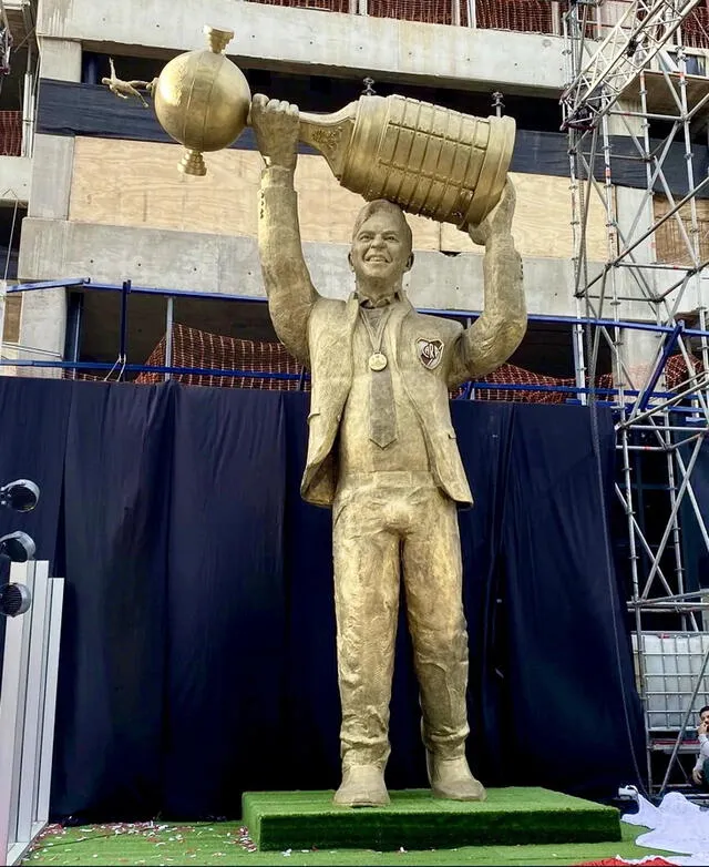 La estatua de Gallardo se luce en el Monumental. Foto: Diario Olé 