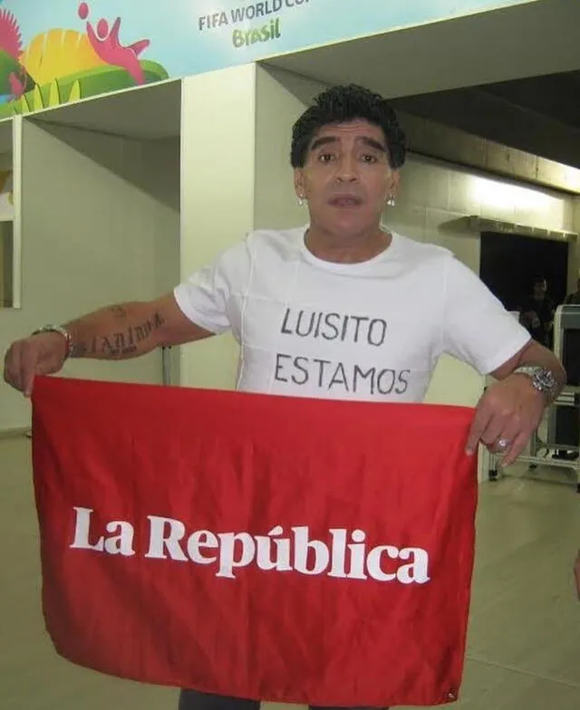 Diego Maradona con la bandera de La República.