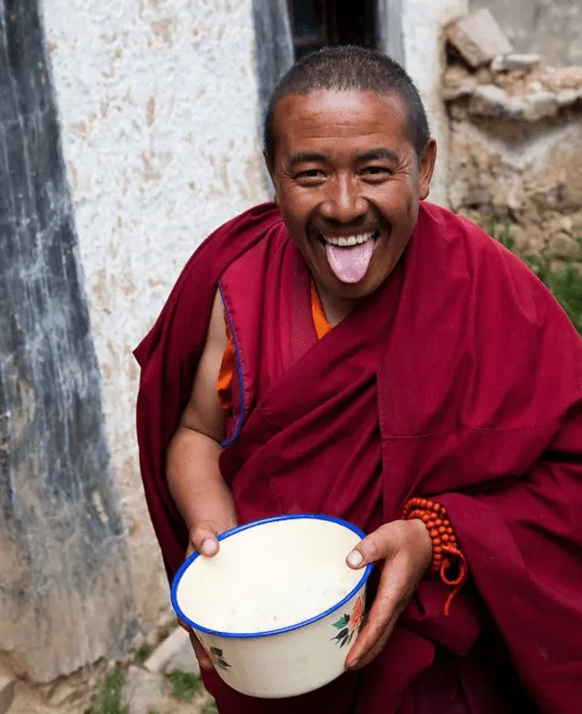 Dalai Lama: ¿qué son los saludos de lengua en la cultura del Tíbet y cuál es su origen? | Sacar la lengua Tibet | Saludo Tibetano sacar la lengua | Cultura Tibetana | Dalai Lama besa a niño | Budista Dalai Lama | LRTMA