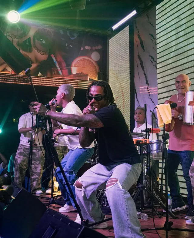 'Chevy' se luce como cantante. 'Chevy' se luce como cantante.