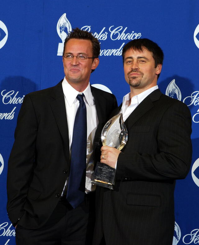 Matthew Perry junto a Matt Leblanc en 2004