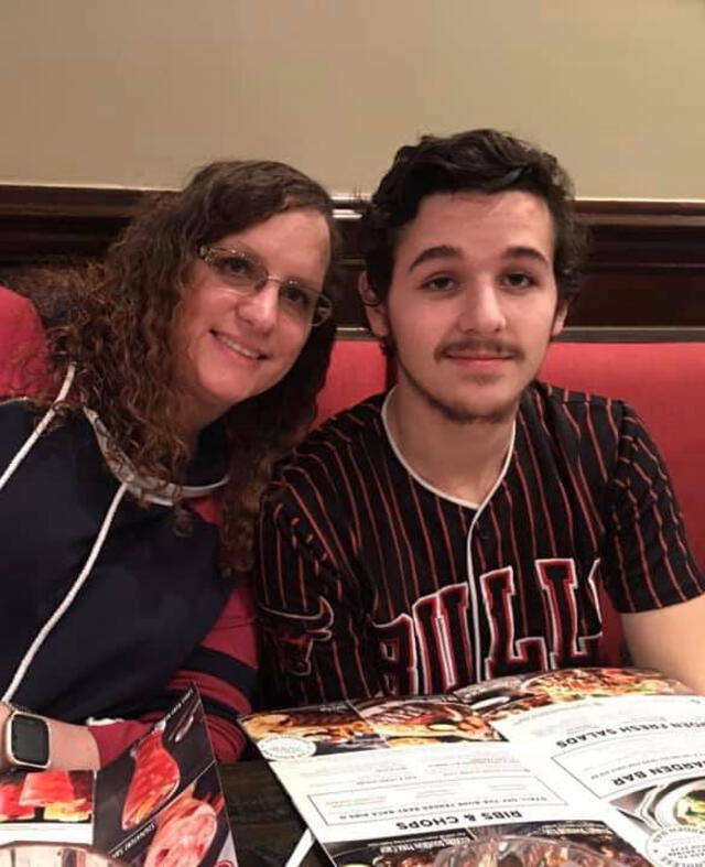 Anthony en una restaurante con su madre, antes de ser internado. Foto: Facebook.