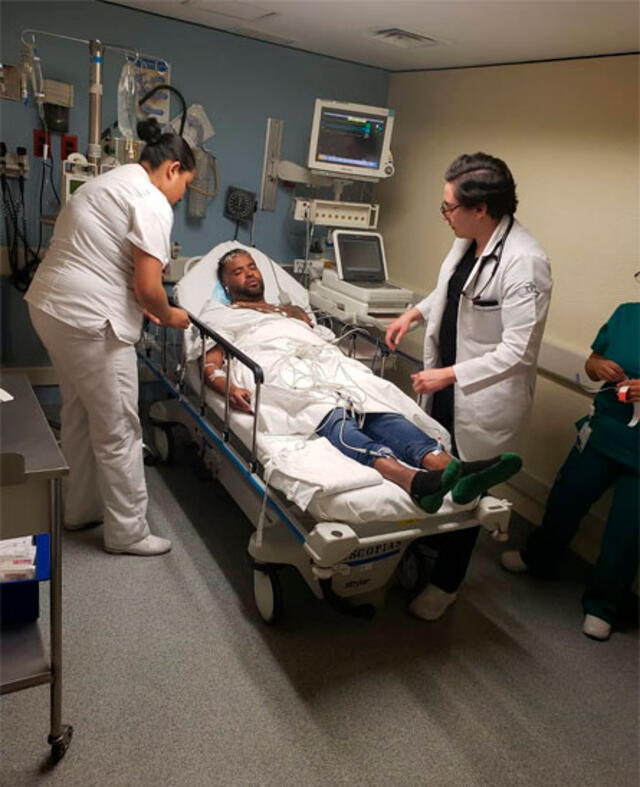 Zion luce enfermo en una camilla del hospital. Foto: Instagram