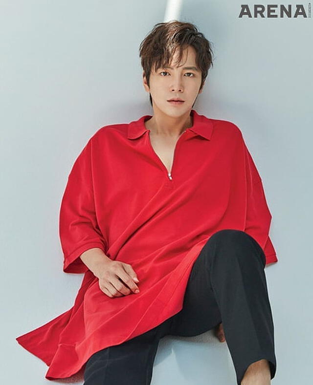 Jang Geun Suk viste camiseta larga Random Identity de Bunder Shop, pantalones Alexander McQueen. Editorial fotográfica Arena Homme +, junio 2020.