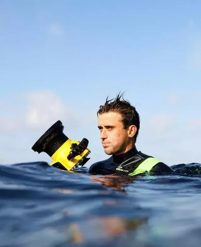 Gorka Ezkurdia es un fotógrafo surfista de 22 años