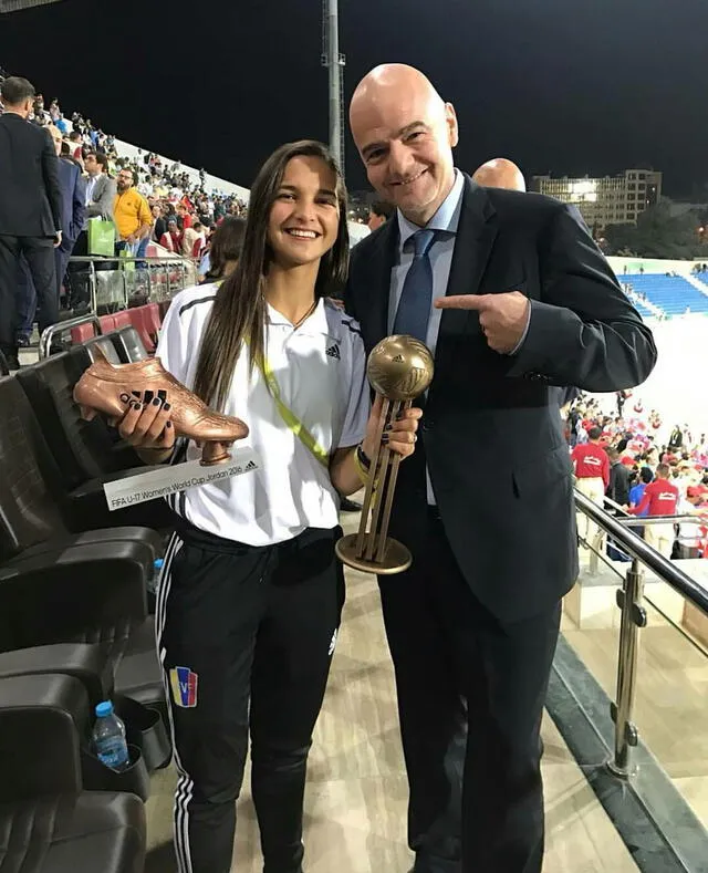 Castellanos con el Balón de Bronce ganado en 2016 junto al presidente de la FIFA, Gianni Infantino. Foto: Twitter/laradiodelsur    