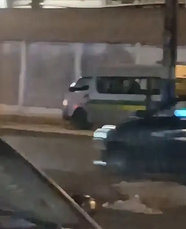 Chofer de combi que produjo el accidente se detuvo por un momento para dejar pasajeros, pero luego se dio a la fuga Chofer de combi que produjo el accidente se detuvo por un momento para dejar pasajeros, pero luego se dio a la fuga