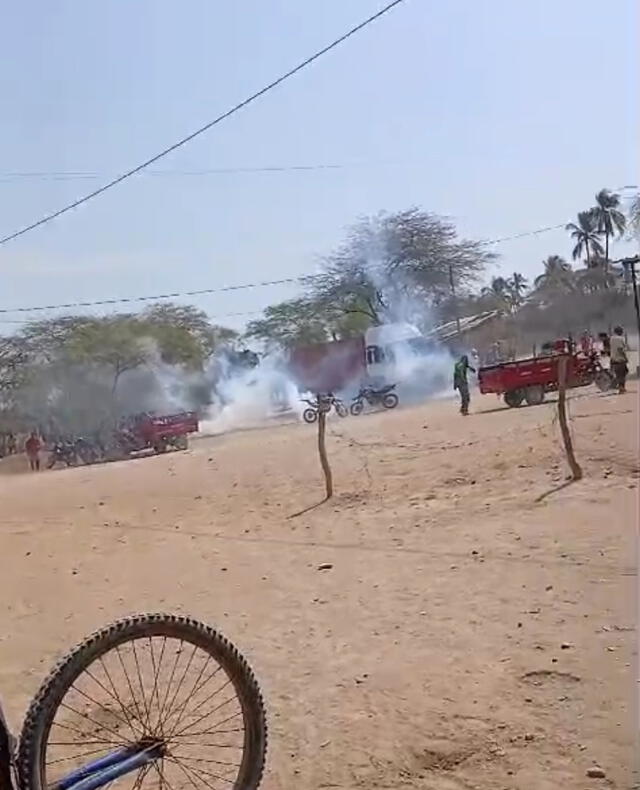 Un gran caos se presentó en la región de Sullana por el enfrentamiento entre la policía y los ciudadanos. Foto: Almendra Ruesta - LR   