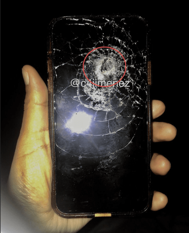 El celular recibió el impacto del proyectil (Foto: Carlos Jiménez)
