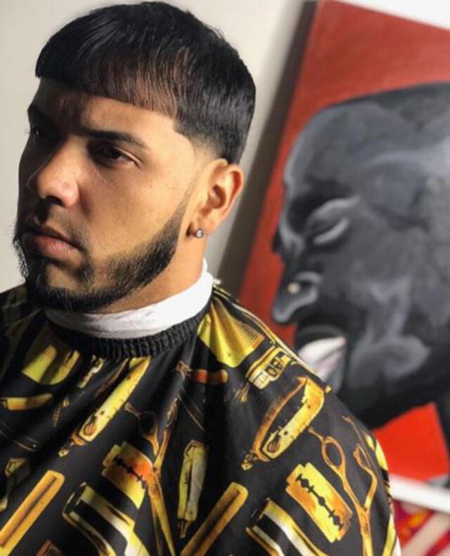 Anuel AA ha recibido muchas críticas por presumir sus lujos.