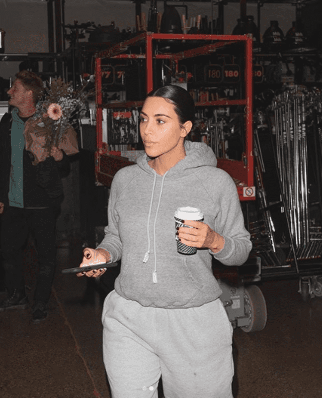 Kim Kardashian pasea sin maquillaje y con buzo.